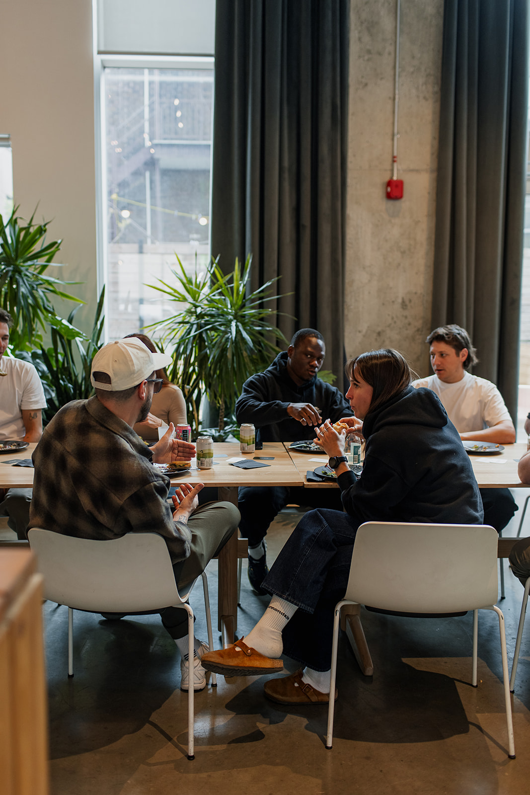 Cohorte de gestionnaires en discussion autour d'une table